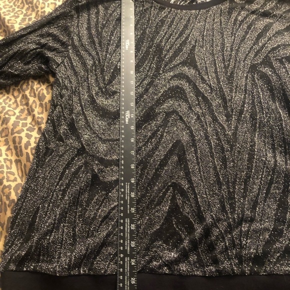 Jennifer Lopez size OX black & silver semi sheer 3/4 sleeve top - Picture 3 of 9